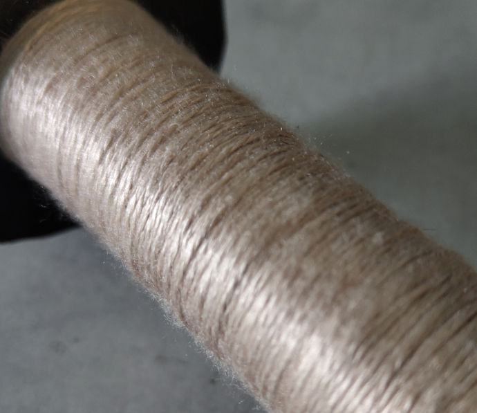 Feine Nestel (40cm, pflanzengefärbte Seide)