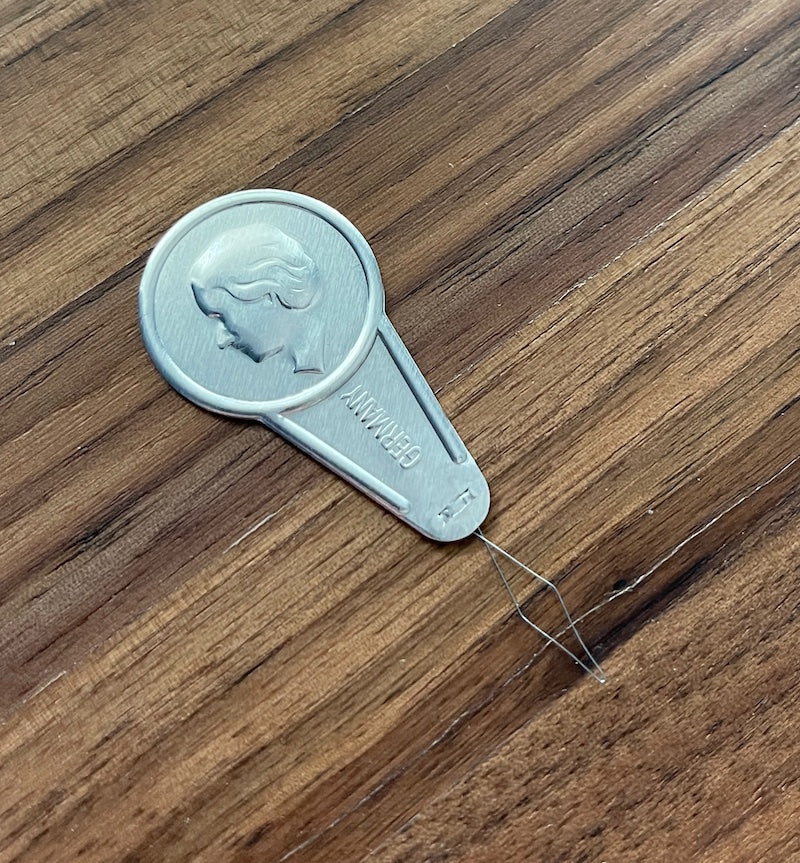 Einfädelhilfe / Nadeleinfädler