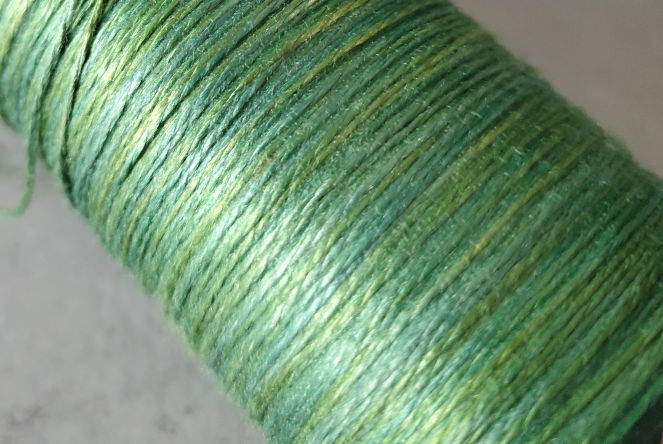 Feine Nestel (40cm, pflanzengefärbte Seide)