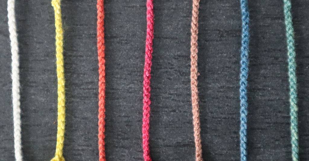 Lange feine Nestel, 100cm, pflanzengefärbte Seide