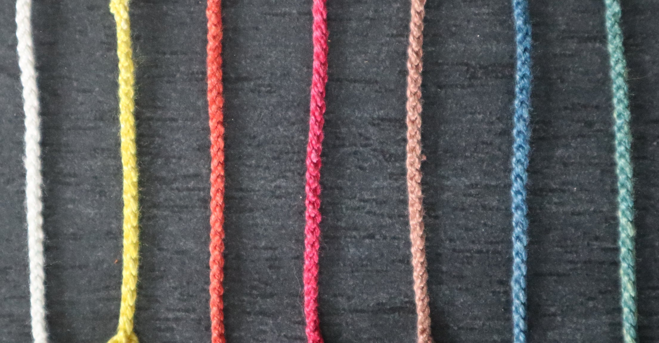 Feine Nestel (40cm, pflanzengefärbte Seide)