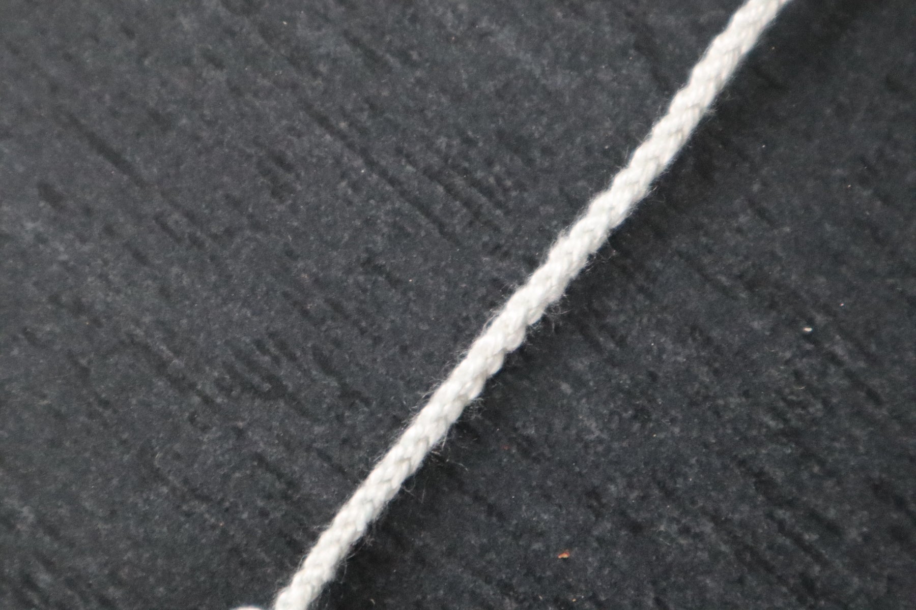 Feine Nestel (40cm, pflanzengefärbte Seide)