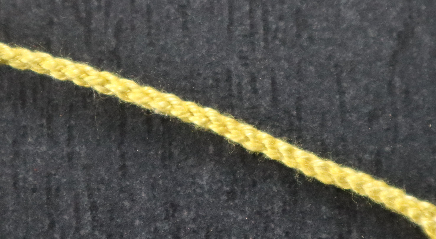 Feine Nestel (40cm, pflanzengefärbte Seide)