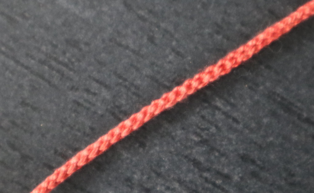 Feine Nestel (40cm, pflanzengefärbte Seide)