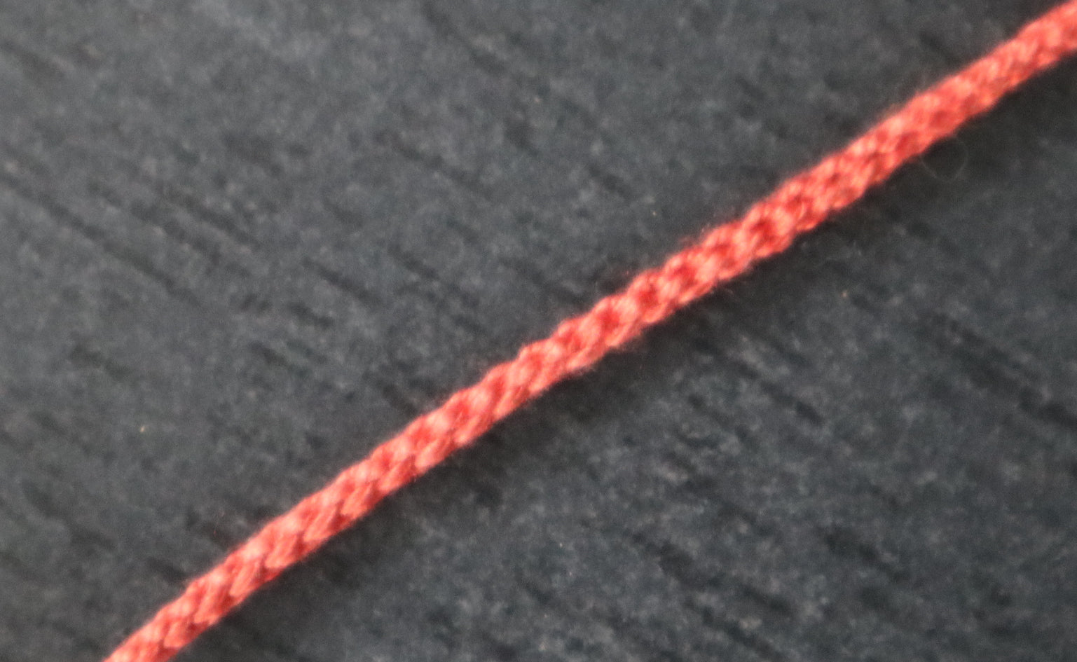 Feine Nestel (40cm, pflanzengefärbte Seide)