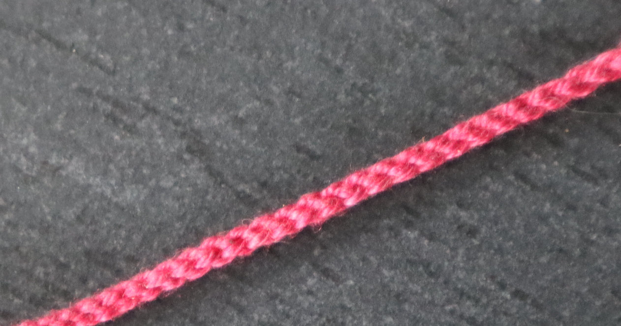 Feine Nestel (40cm, pflanzengefärbte Seide)