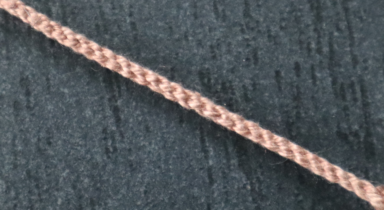 Feine Nestel (40cm, pflanzengefärbte Seide)