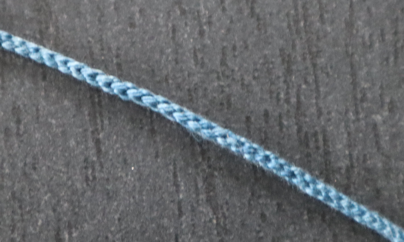 Feine Nestel (40cm, pflanzengefärbte Seide)