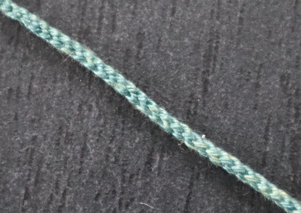 Lange feine Nestel, 100cm, pflanzengefärbte Seide