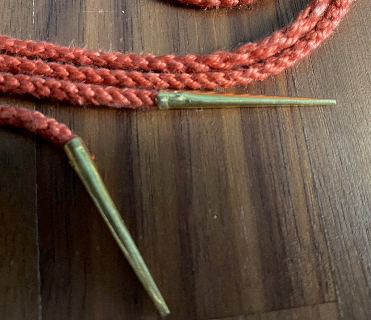 Lange feine Nestel, 100cm, pflanzengefärbte Seide