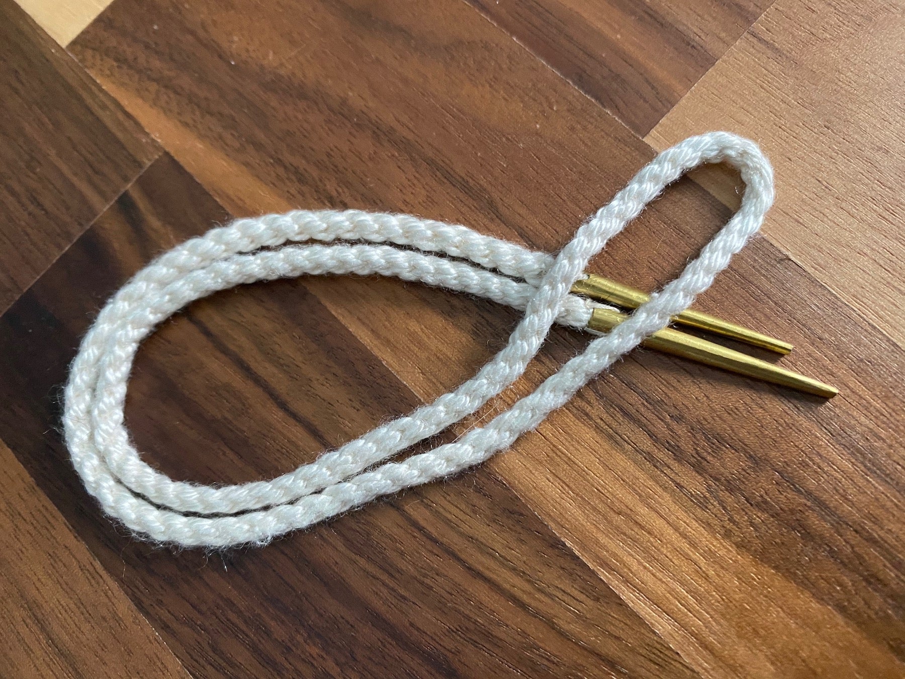 Feine Nestel (40cm, pflanzengefärbte Seide)