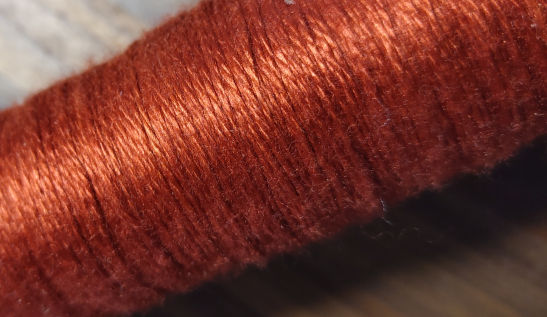 Feine Nestel (40cm, pflanzengefärbte Seide)